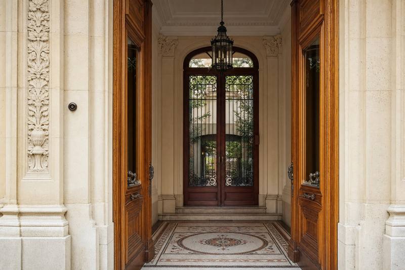 Lire l'âge d'un immeuble parisien à ses détails : guide de datation express