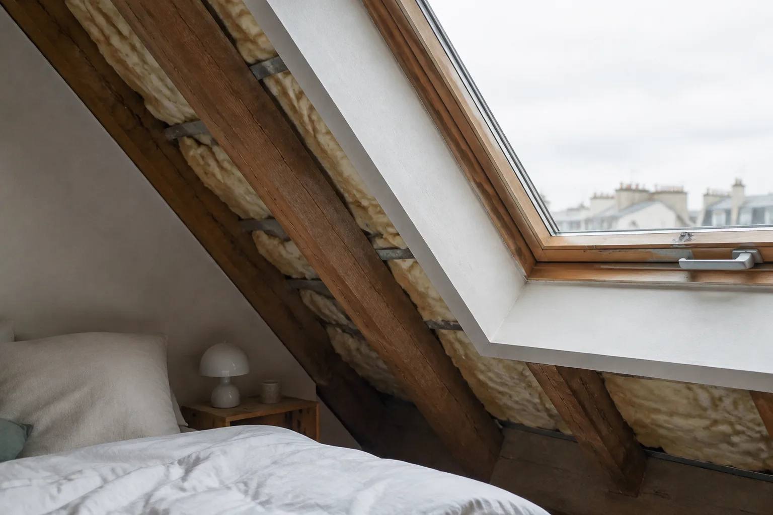 Charpente en bois et fenêtre de toit sous une pente de comble en cours de rénovation
